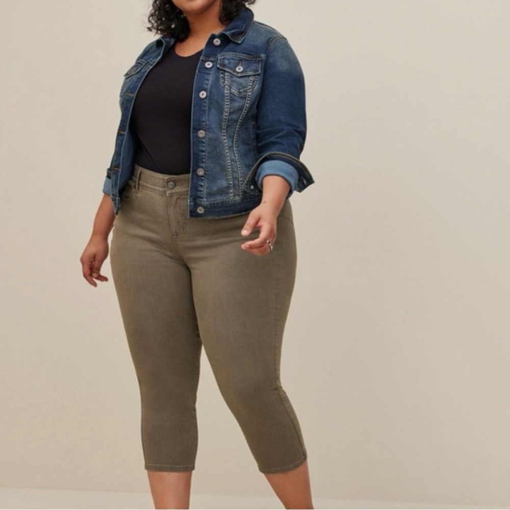 Torrid Crop Bombshell Skinny Super Soft High Rise Capris - Size 16